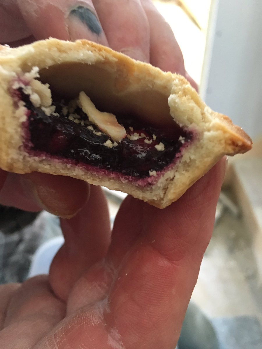 ricmac12's tweet photo. @mrkiplingcakes a bit light on your fillings #notexceedinglygood https://t.co/AZoTXHAY4y