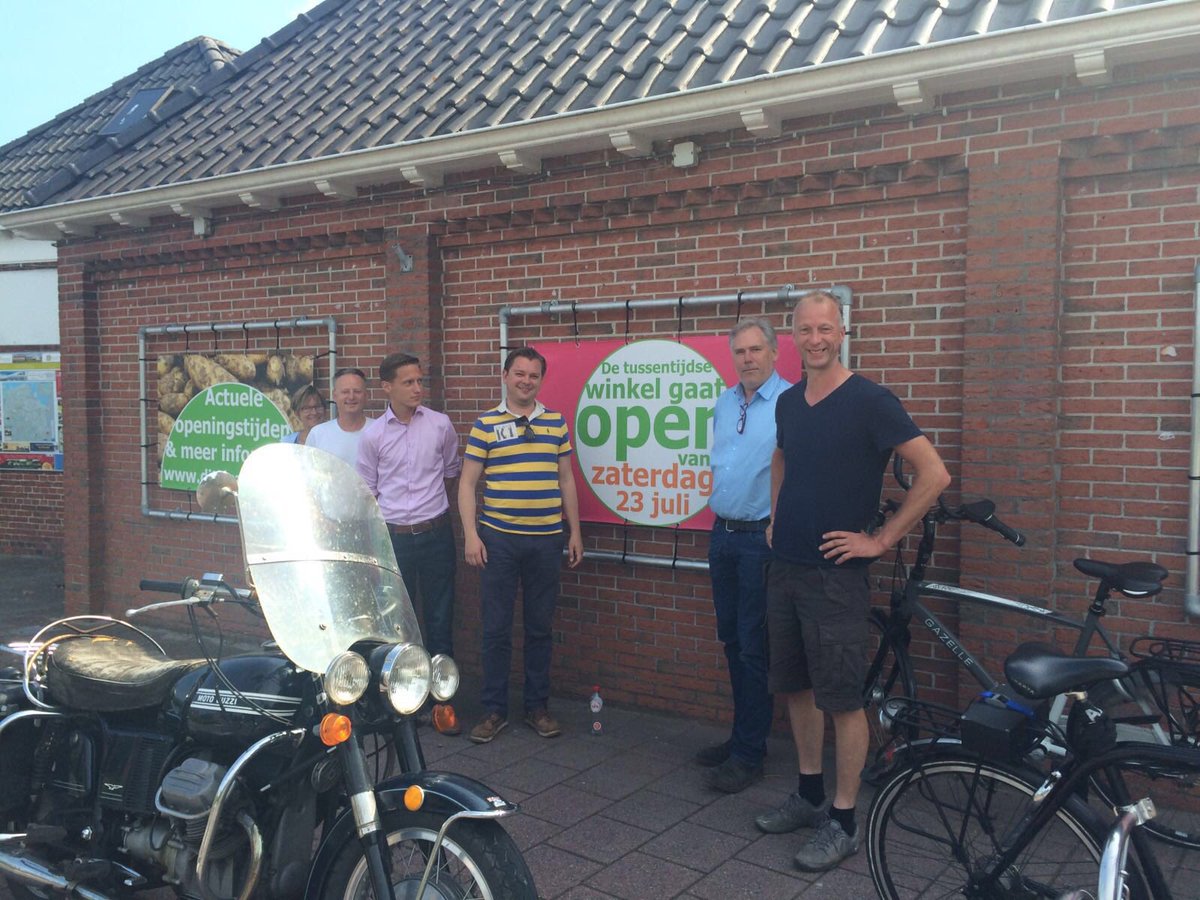 SauwerdWetsinge's tweet photo. @eelcoeikenaar en @dorinesibbes op bezoek in #Sauwerd, over #dorpswinkel en #Onstaborg. Goed gesprek, mooie ideeën https://t.co/S8dmMN3UnH