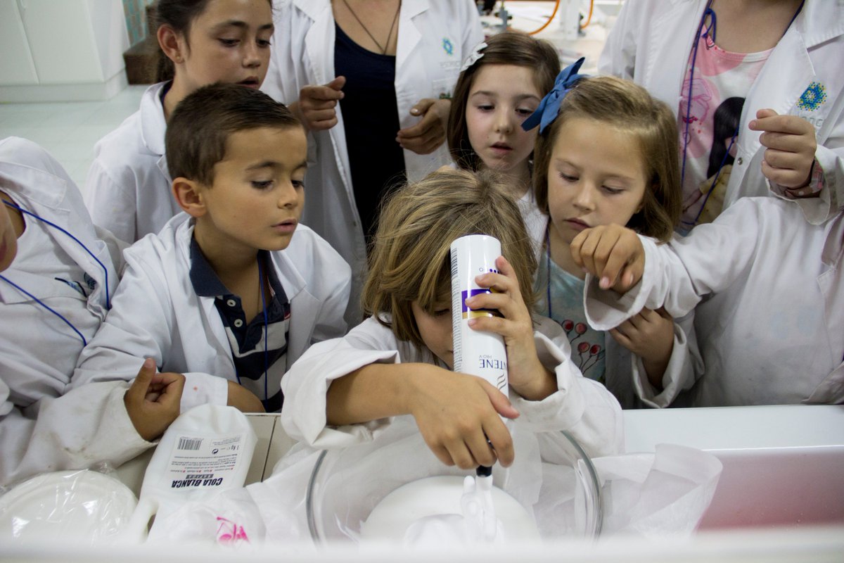 ESCIENCIA's tweet photo. Seguimos en el #SummerLabCamp con actividades supermolonas
#VeranoFresh https://t.co/5S9GMIUWAM