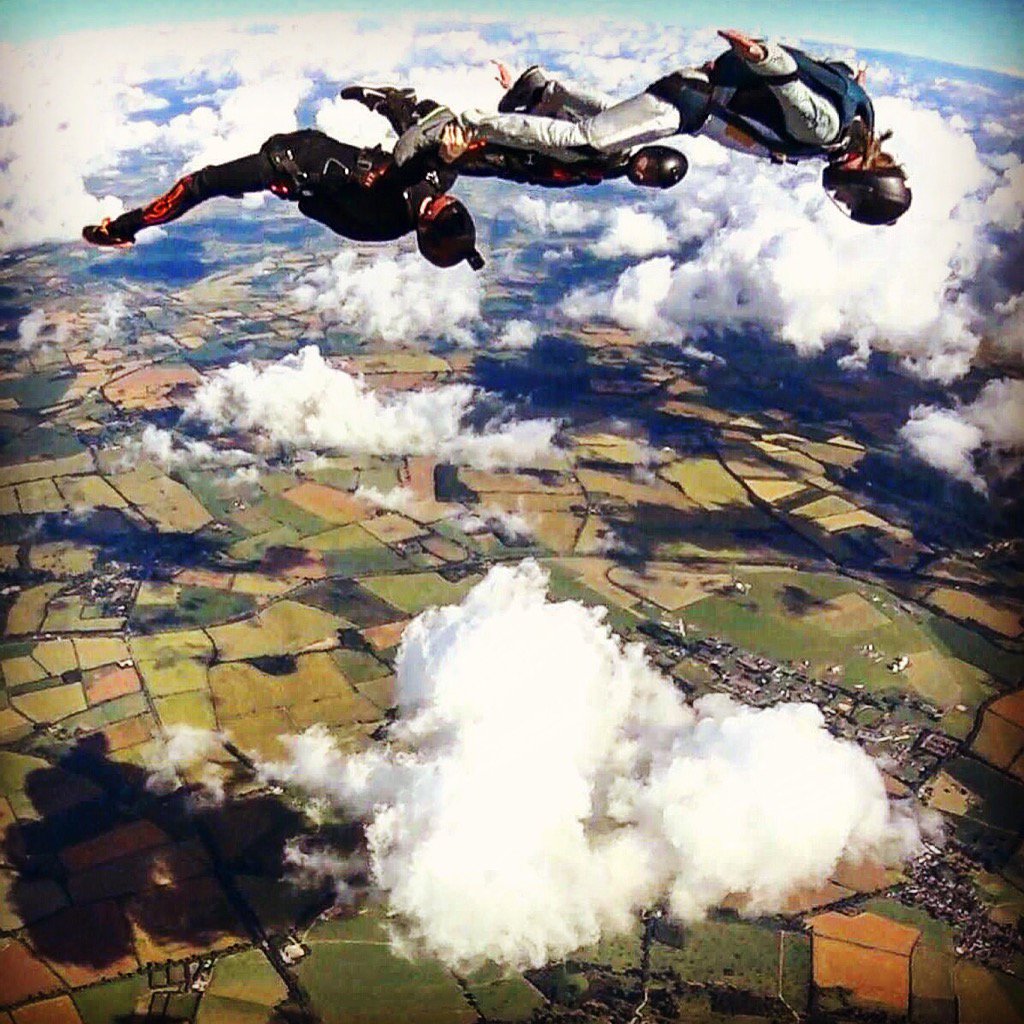 RyanStuart11's tweet photo. Bit of tracking fun at Hinton #skydive #funandgames #weekendshenanigans #tracking #stuntlife #dayoff https://t.co/L7t5x4BQ4s