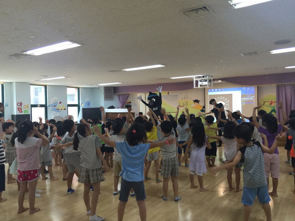 "성남FC 까오야! 놀자"

야탑어린이집 친구들은 '성남 FC구단 마스코트 까오'와 함께 ~~

무더운 날씨에 야탑어린이집을 방문에 주신 '성남FC' 여러분들께 감사한 마음 전해 드립니다.