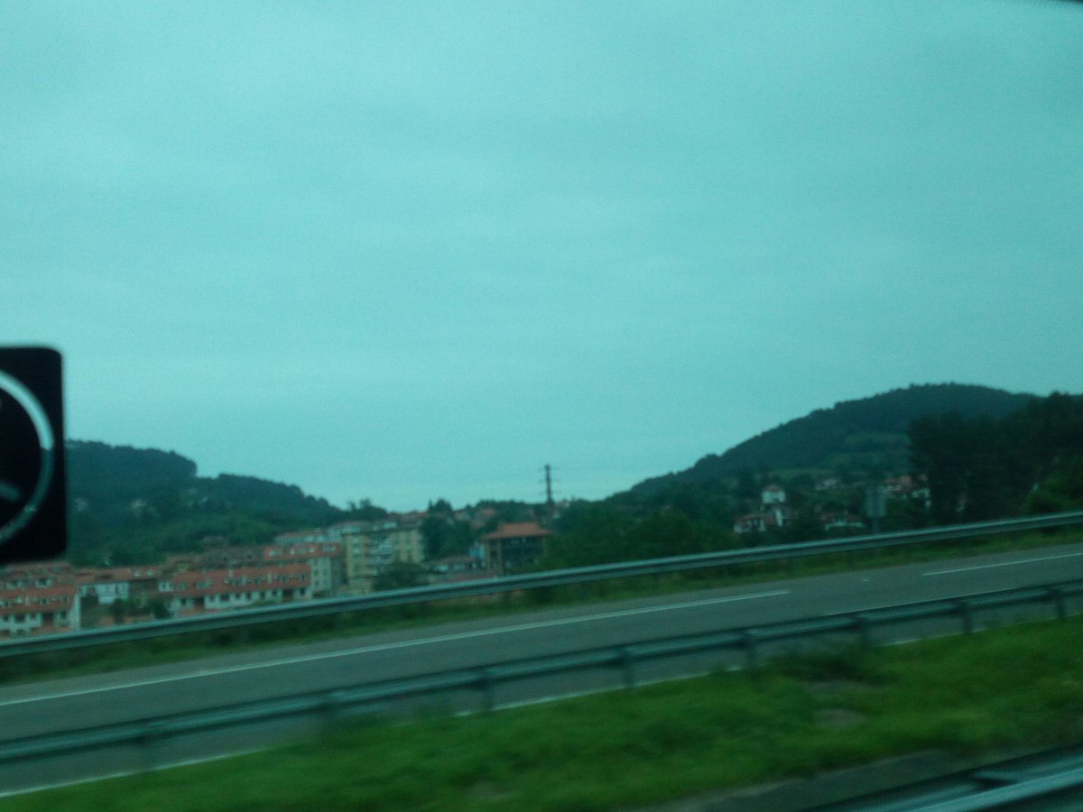 Camino de Santillana del Mar con un paisaje impresionante y una guía que no para de cascar.#AñoraViajera
