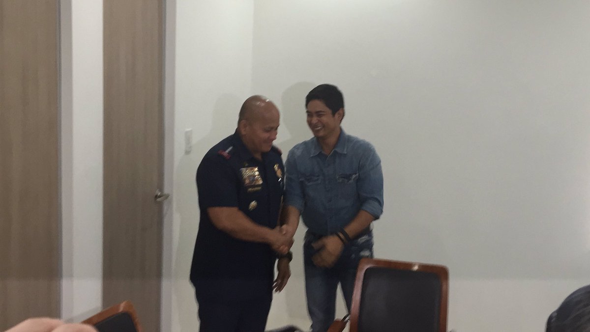 ABSCBN_Showbiz's tweet photo. Coco Martin meets PNP Chief General Bato Dela Rosa with the staff and crew of Dreamscape. | via @mjfelipe https://t.co/Fr39aWmMMf