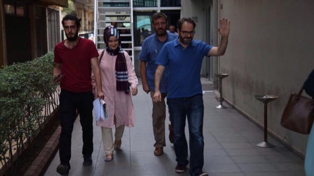 Gazetemiz GYY <a href="/LeventKenez/">Levent Kenez</a> ile Yazı İşleri Müdürümüz <a href="/gulizbaki/">Gülizar Baki</a>  serbest bırakıldı
meydangazetesi.com/gundem/levent-…