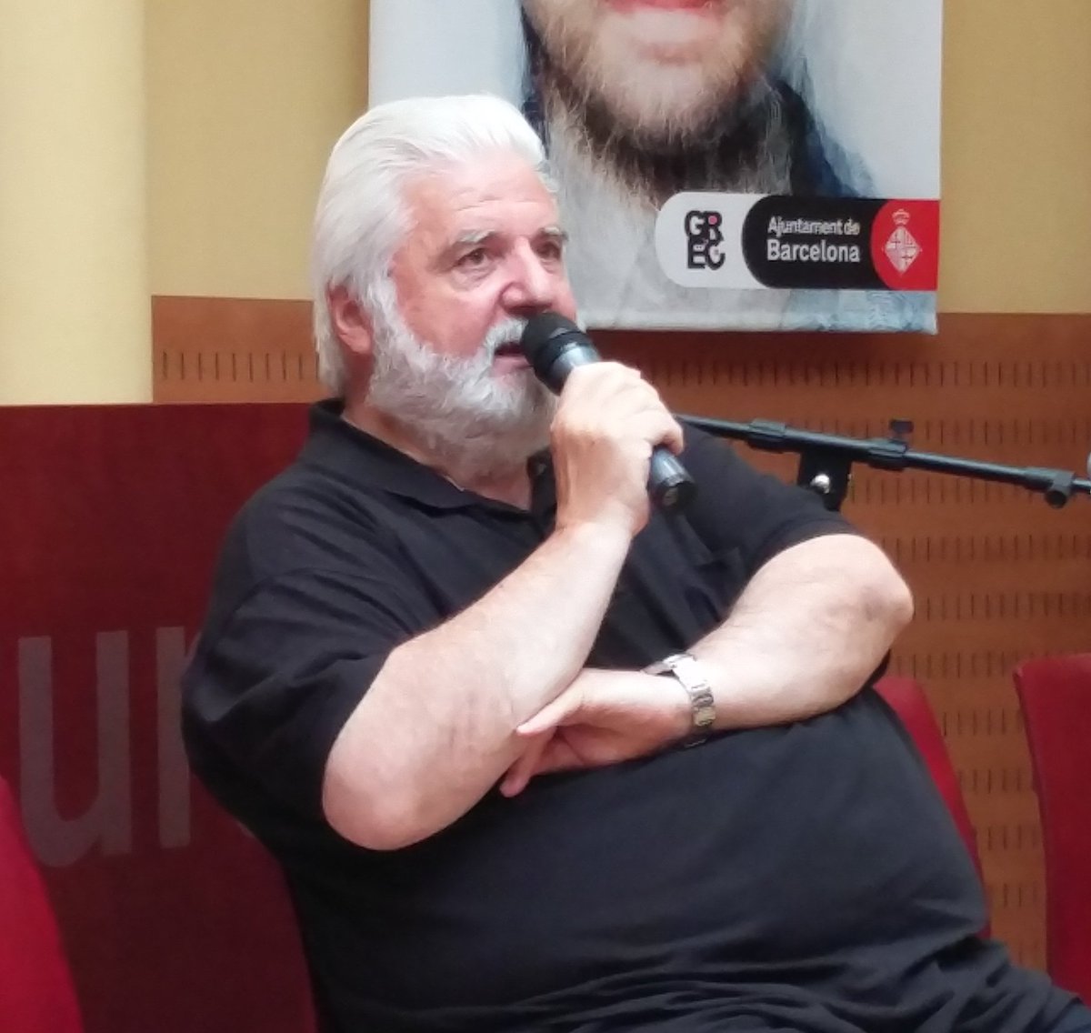 grecfestivalbcn's tweet image. #LluísJoanet parla de #MaravillaEnElPaísDeLasMiserias, últim espectacle del #MiniGrec. Contra la guerra, fantasia