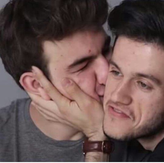 Zorla öptürdü YAYALIM