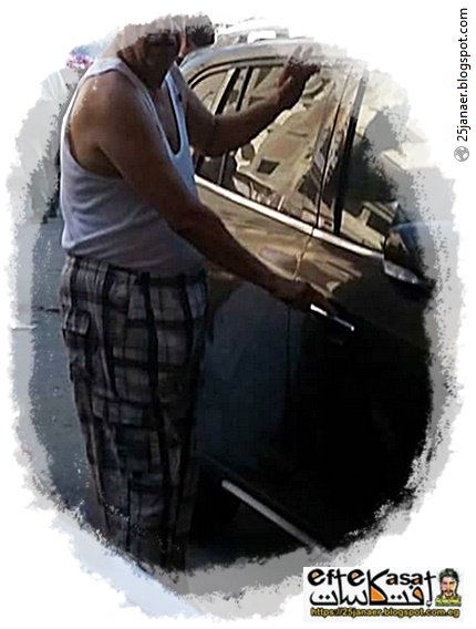 صورا تم التقاطها اليوم لأحمد راتب وهو يجلس علي إحدى المقاهي بمنطقة بوسط البلد بالفانلة الداخلية والشورت