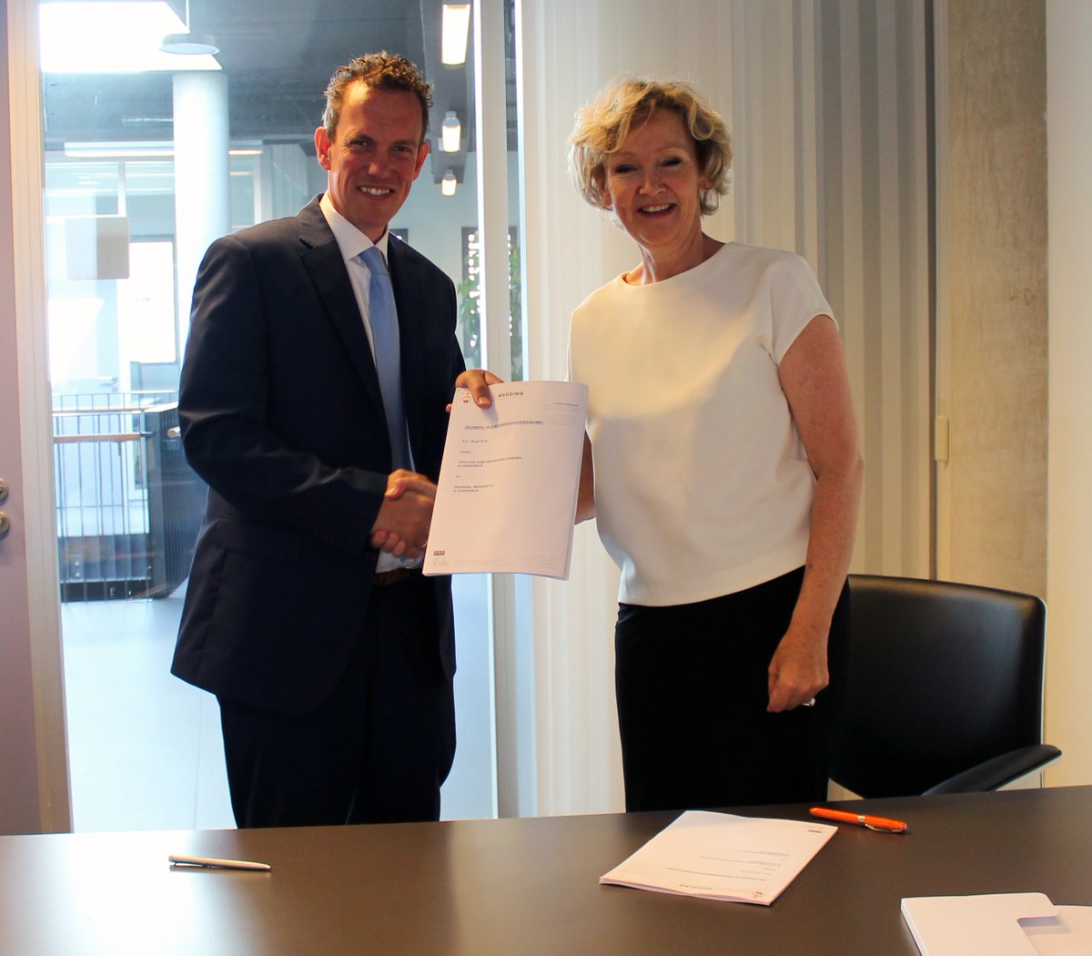 De bezegeling van een mooie samenwerking voor de komende drie jaar met SOMA Bedrijfsopleidingen Harderwijk.