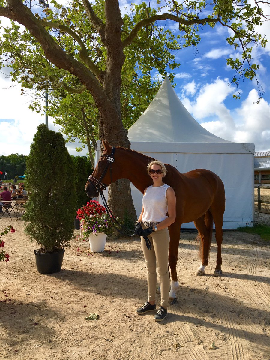 Lucy_Fallen's tweet photo. Trot up passed 🇬🇧 https://t.co/etvLxLgr43