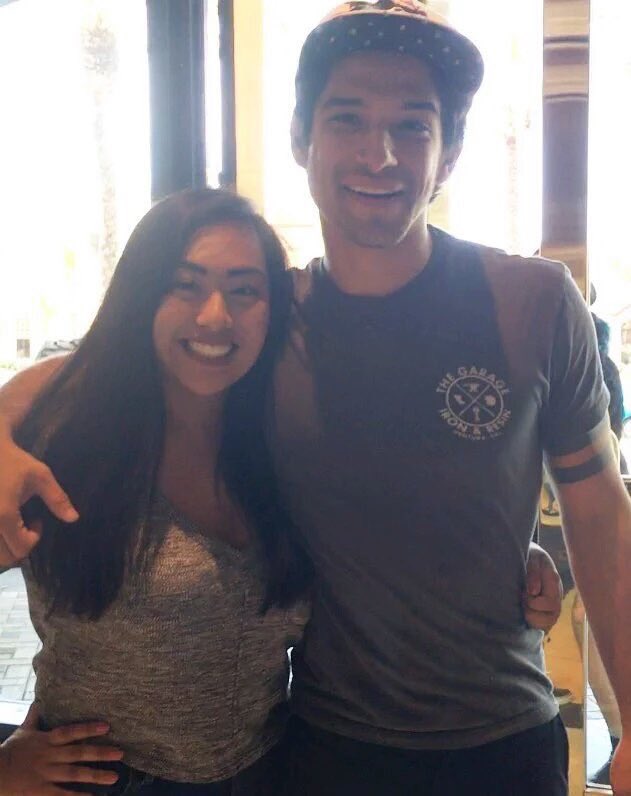 voidTEEN_WOLFFR's tweet photo. Tyler Posey avec des fans hier à San Diego https://t.co/acVuVBVsvM