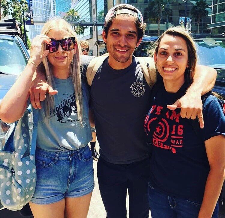 voidTEEN_WOLFFR's tweet photo. Tyler Posey avec des fans hier à San Diego https://t.co/acVuVBVsvM