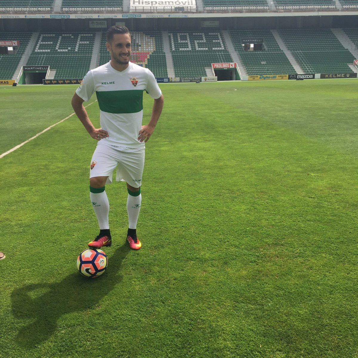 elchecf's tweet photo. El nuevo jugador del Elche C.F. Rober Correa pisa por primera vez el césped del Martínez Valero. https://t.co/qZTB9iM6Hn
