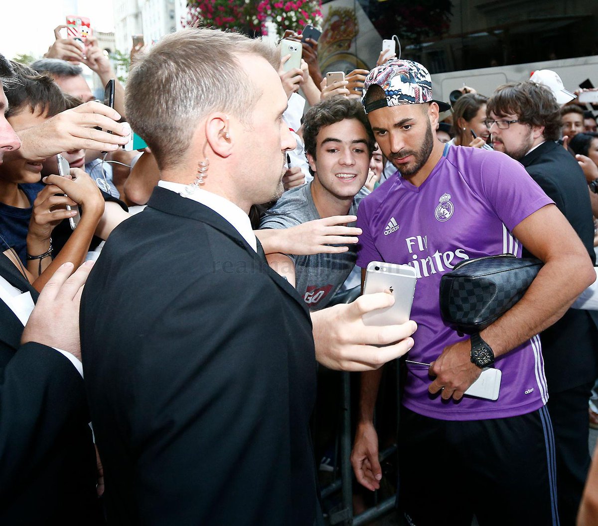 realmadrid's tweet photo. 🎉🖋👏 #RMTour 🇨🇦

¡¡Con @Benzema…

…llegó la locura!!

#HalaMadrid https://t.co/V3tJsGg3gS