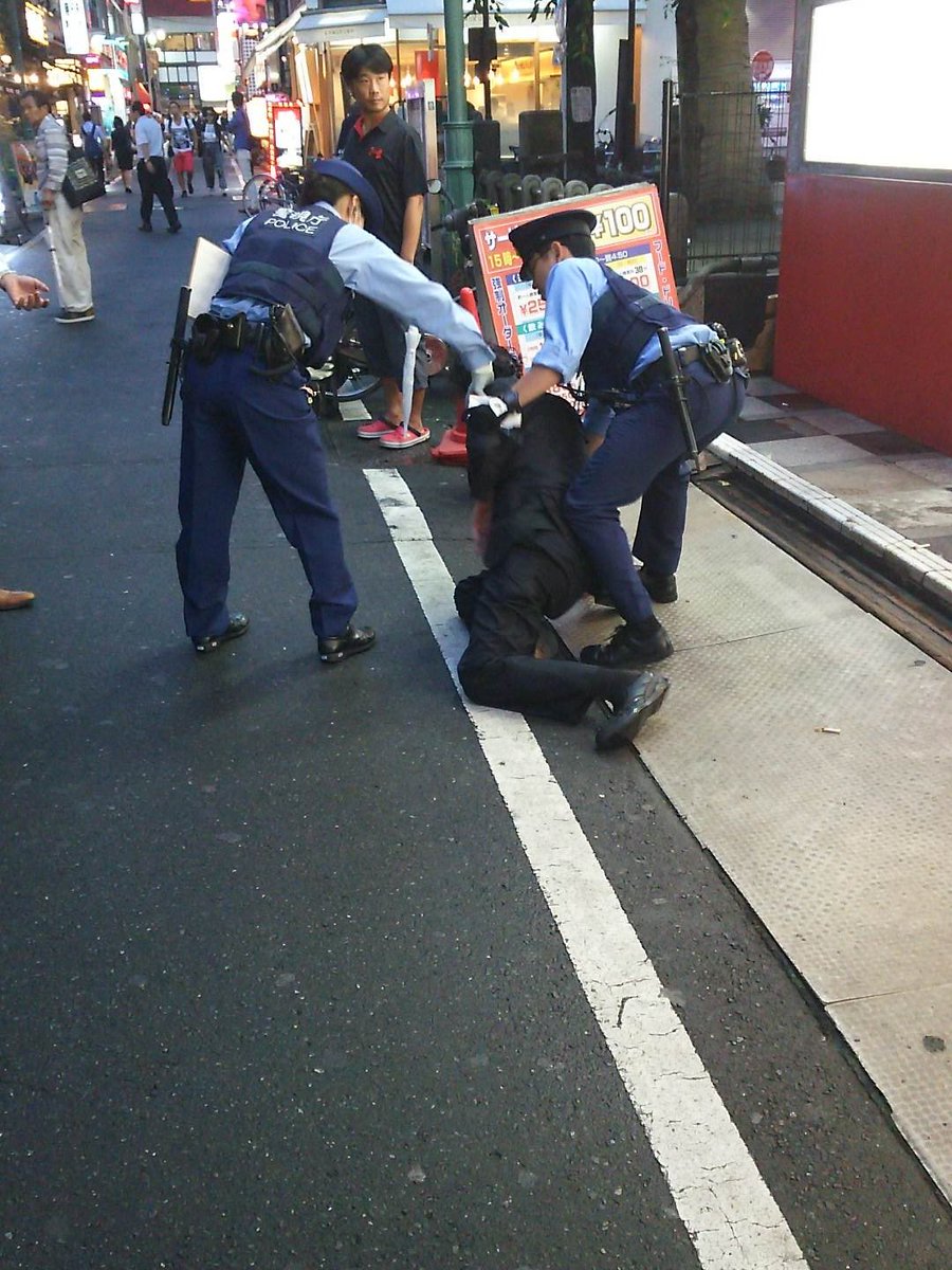 高司 浩 En Twitter 歌舞伎町で歩いてたら突然男の人がウーって唸って倒れて頭を打った 泡吹いて痙攣してるしヤベーなって思って救急tel 救急隊10人に警察も来て大騒ぎ とりあえず命は大丈夫そうだけど ちなみにドンファン深海魚の前ね 高司 浩 En Twitter 歌舞伎町で歩いてたら突然男の人がウーって唸って倒れて頭を打った 泡吹いて痙攣してるしヤベーなって思って救急tel 救急隊10人に警察も来て大騒ぎ とりあえず命は大丈夫そうだけど ちなみにドンファン深海魚の前ね