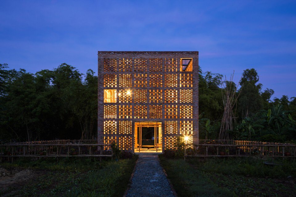 DomusWeb's tweet photo. Terra Cotta Studio by #TropicalSpace in Ho-Chi Minh City #brick #architexture #building https://t.co/zPf2WDPuN7 https://t.co/J4Pr5j29Re