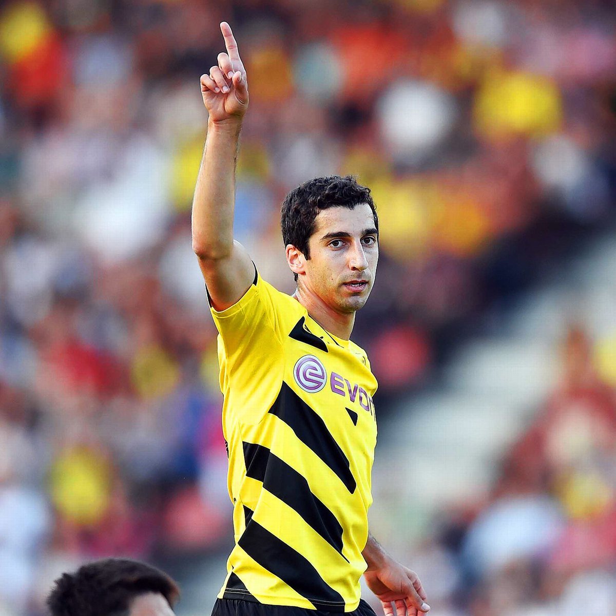 Squawka's tweet photo. 2013: Sign Henrikh Mkhitaryan to replace Mario Götze.

2016: Sign Mario Götze to replace Henrikh Mkhitaryan. https://t.co/5EZV0hWan5