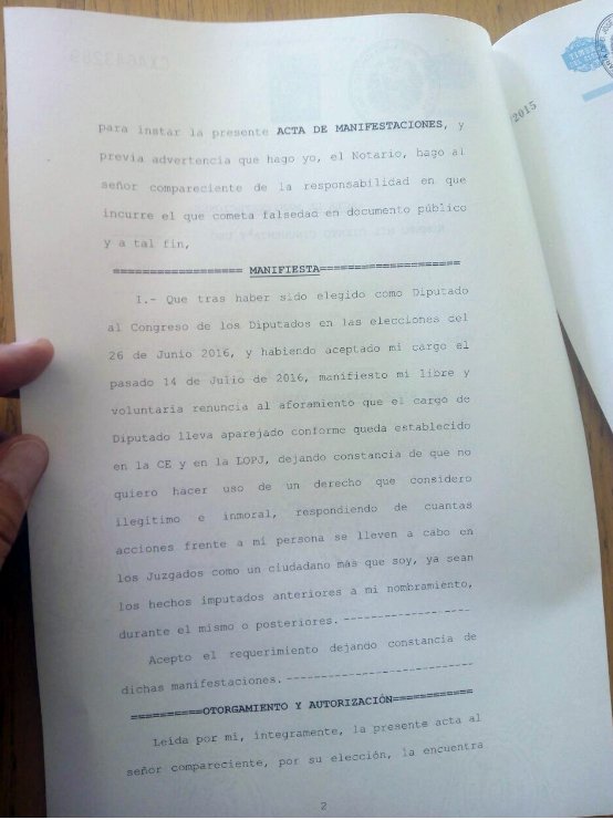 DcaValle's tweet photo. Hoy he renunciado ante notario al aforamiento. Considero ilegítimo e inmoral tener privilegios https://t.co/15fbsCZXYb