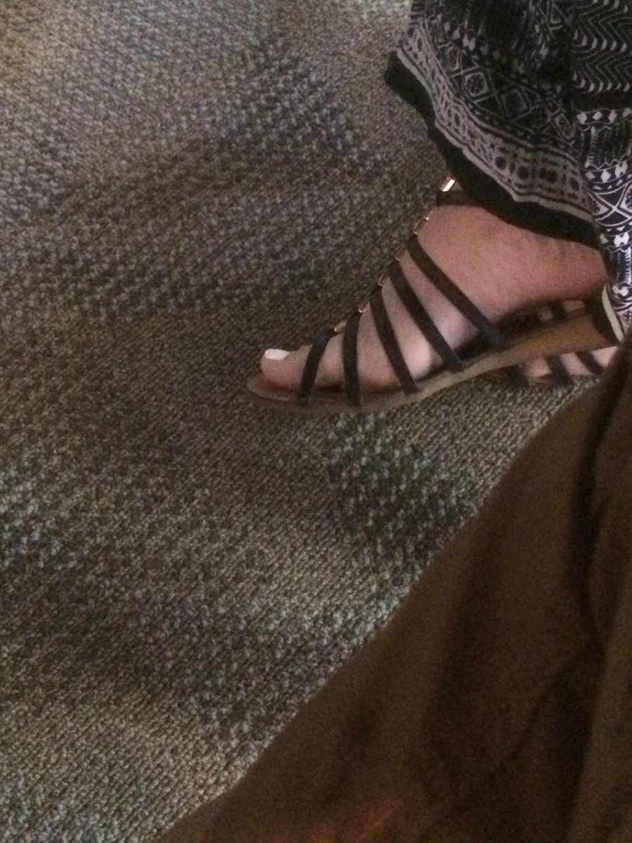 raohX's tweet photo. candid library feet https://t.co/orAl9Qp4W4