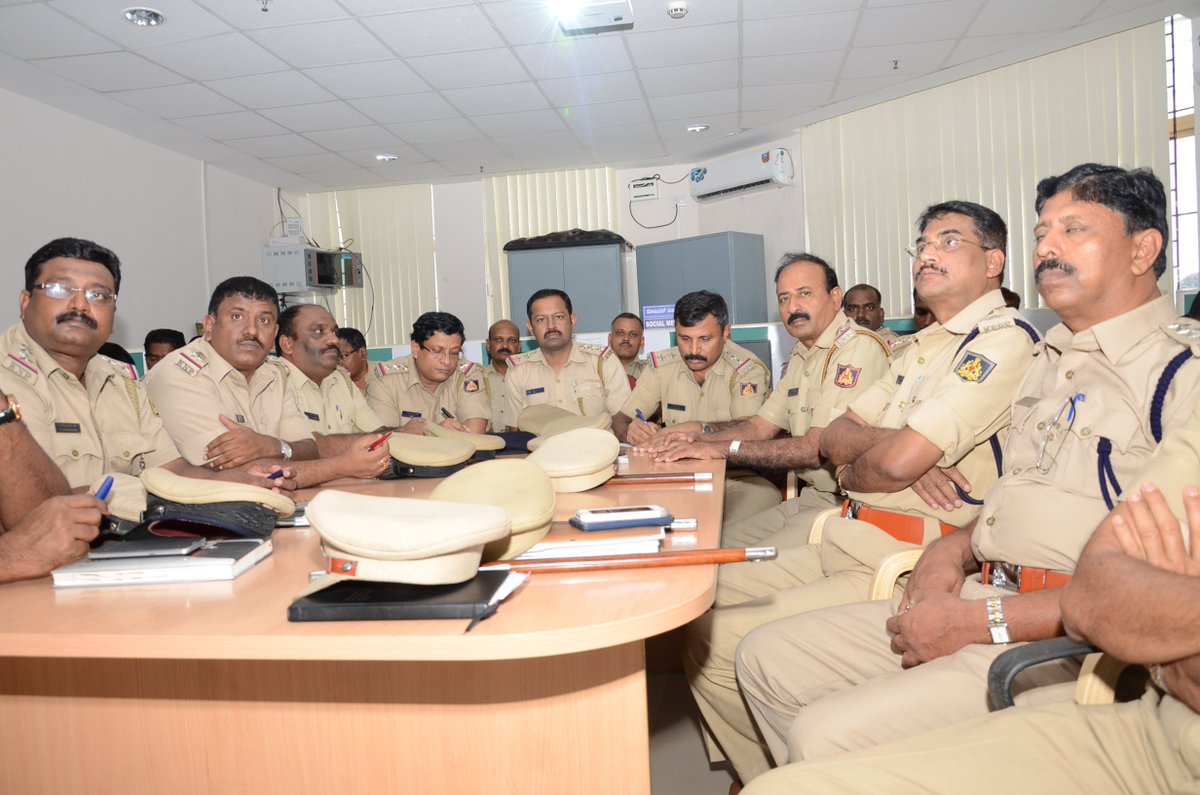 BlrCityPolice's tweet photo. Banashankari, Sampigehalli &amp; Mico layout Sub division Police Officers Visit at Social Media. @CPBlr https://t.co/RRoEcEsrMK