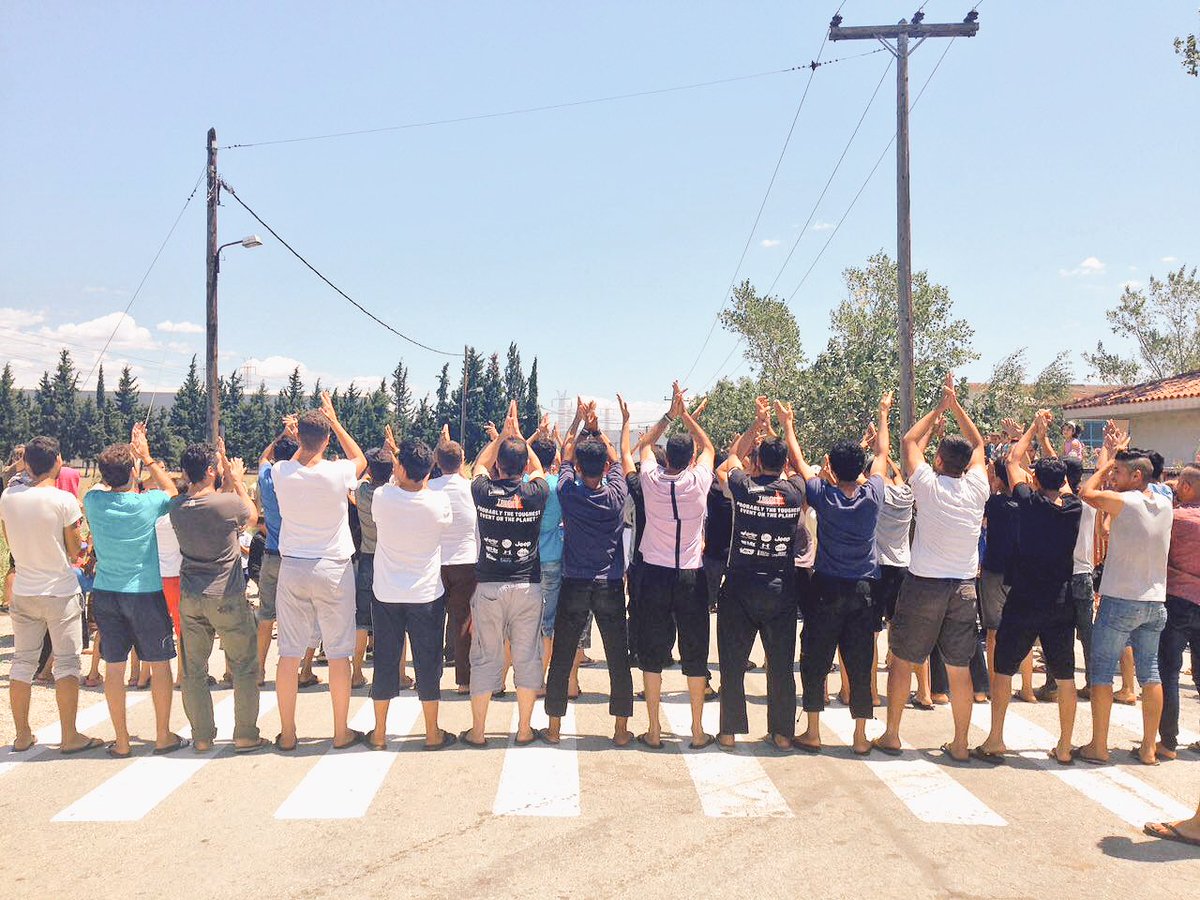 LeilaNetwork's tweet photo. #RelocationCamp Oreokastro  Refugees stopped for months are  manifesting against UE and borders-sealed off the road https://t.co/ZeuJPkXk8D