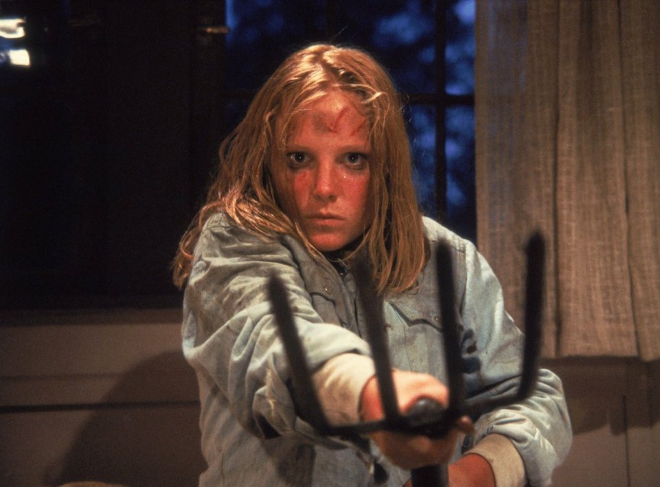 Tee 本作では初っぱなから前作のヒロインがジェイソンによって殺害されます なぜこういう展開になったのかというと前作の大ヒットによってヒロインを務めたエイドリアンキングにストーカーが出現してしまったからなんだとか ちなみに彼女は本作で女優業