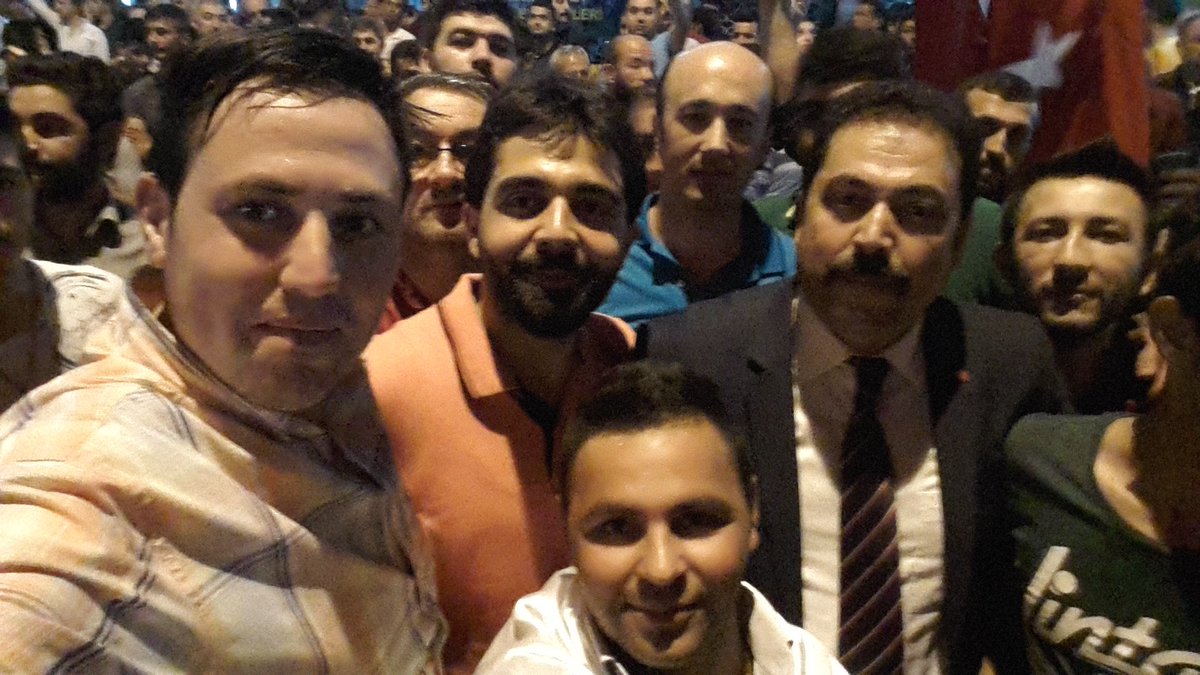 Artık devletimizin bi özel timi daha var  adida HÖH (halk özel harekat) vatanımıza milletimize hayırlı olsun....