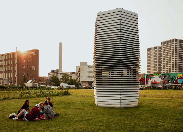 Dutch #innovation from <a href="/SRoosegaarde/">Studio Roosegaarde</a> creates the world’s 1st outdoor #air cleaner nytimes.com/2016/07/21/us/… <a href="/nytimes/">The New York Times</a>