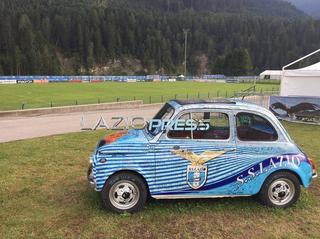 laziopress's tweet photo. Mentre tutti i giocatori riposano, l'unica al campo 'Zandegiacomo' è lei #500style #sslazio #auronzo2016 #lazio https://t.co/qnWOwAd4O2