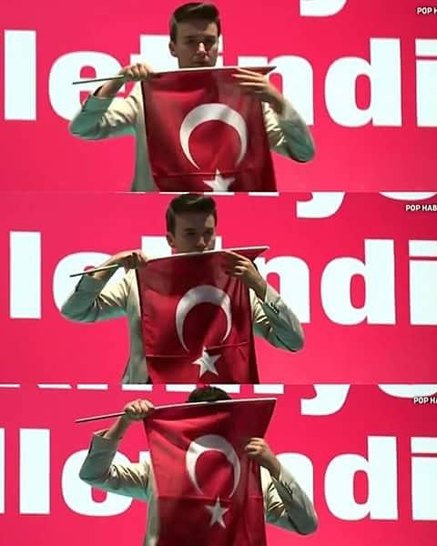 BAYRAĞI BAYRAK YAPAN, ÜSTÜNDEKİ KANDIR.
TOPRAK; EĞER UĞRUNDA ÖLEN VARSA, VATANDIR.
<a href="/mustafaceceli/">Mustafa Ceceli ©</a>