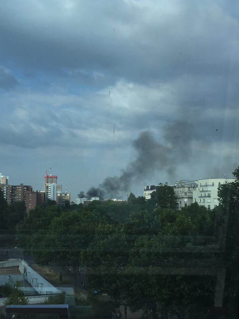C'est quoi cette grosse fumée noire vers Porte de Clichy? #incendie ? @paris