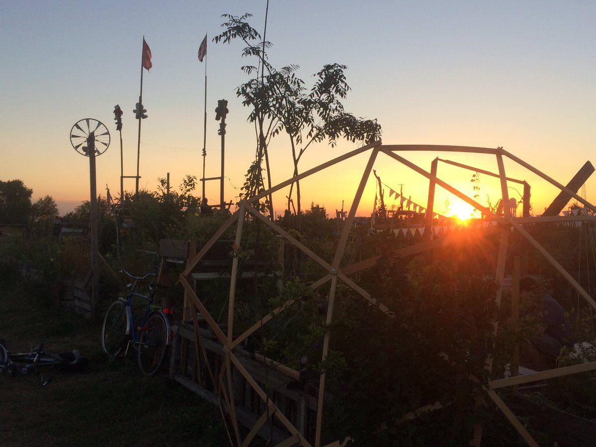 Sunsets at #tempelhoferfeld are simply unique ☀️🙏 Go out there &amp; catch a great one! #Berlin #MustSee