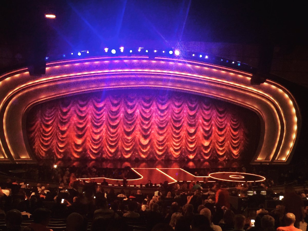 SylMacMusic's tweet photo. It's worth the hype!!! #entertainer#jlo#livemusic https://t.co/r99FRFhEwu