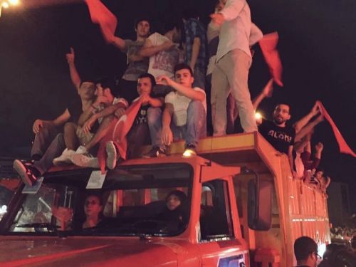 insanvesanatcom's tweet photo. Darbeye karşı direnişin en güzel fotoğrafları insanvesanatta...
Galeri: https://t.co/4v4qMKNCzA https://t.co/c0G4jtZkU9