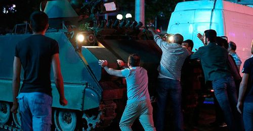 insanvesanatcom's tweet photo. Darbeye karşı direnişin en güzel fotoğrafları insanvesanatta...
Galeri: https://t.co/4v4qMKNCzA https://t.co/c0G4jtZkU9