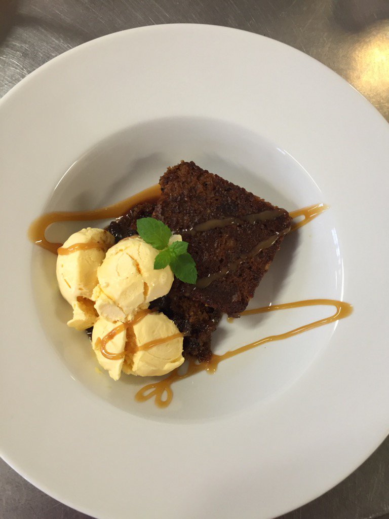 BrickLayersW1's tweet photo. Never too warm for #stickytoffeepudding https://t.co/QKCDb6iSRb