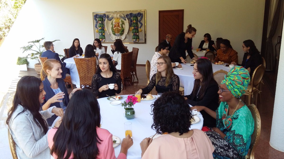 ukinbrazil's tweet photo. 📷 FCO Women's Association Brazil recebe participantes do @PPoliteia para café da manhã com o Embaixador @AlexWEllis. https://t.co/of4NeJIeVw