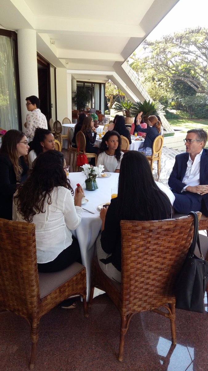 ukinbrazil's tweet photo. 📷 FCO Women's Association Brazil recebe participantes do @PPoliteia para café da manhã com o Embaixador @AlexWEllis. https://t.co/of4NeJIeVw