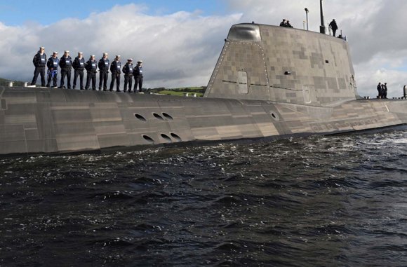 Defence24pl's tweet photo. Blamaż @RoyalNavy. Kolizja atomowego okrętu podwodnego | @Defence24pl #Hiszpania #HMSAmbush https://t.co/LBhY9NoJ4i https://t.co/HvPJwQRb15