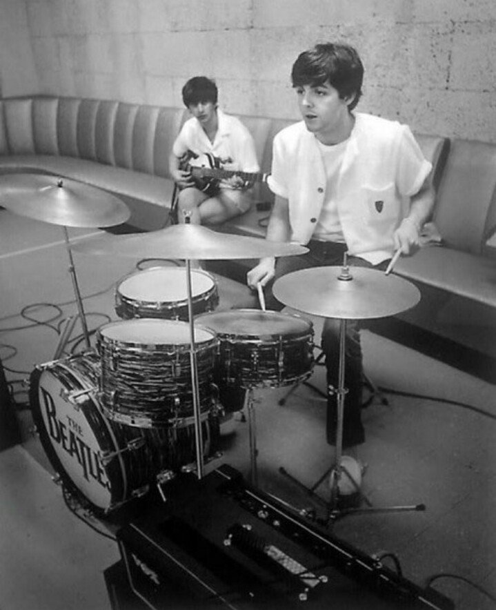 Paul Mccartney dan Ringo Starr 1964
- harrison