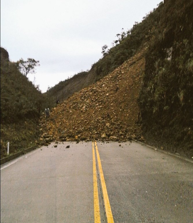 PublicaFM's tweet photo. Se reporta deslizamiento en la vía Loja - Zamora. Se coordina para iniciar la  limpieza de calzada, via @ECU911Loja. https://t.co/9SZbhcTeu4