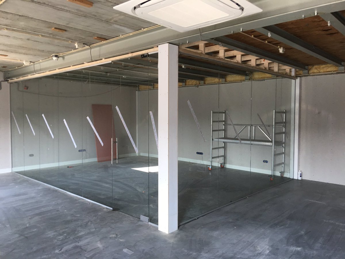 #glazen #wanden geplaatst verbouwing #kantoor #vanda #carpets