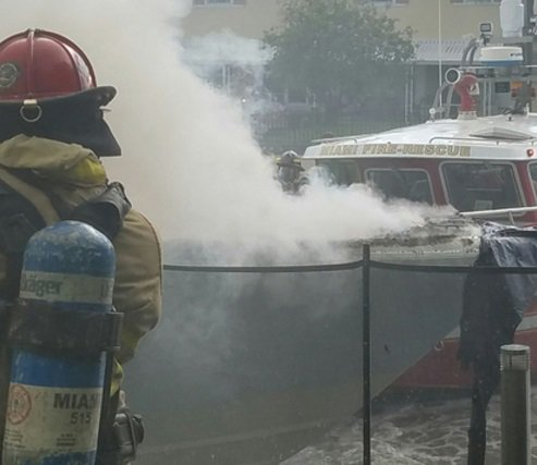 35-foot boat catches #onfire at Miami's Bay Point community bit.ly/29PNoFQ?utm_me… https://t.co/WyavBaZGgA