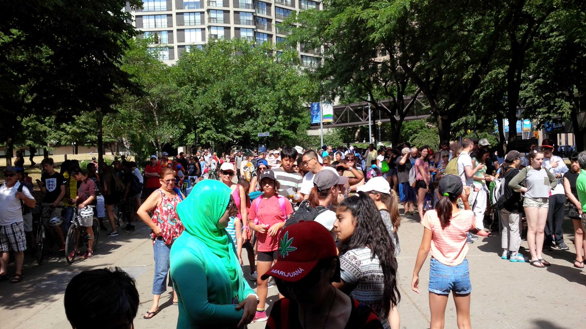 marcusbgee's tweet photo. Hundreds are lined up for tickets for the Toronto Island ferries. Just three wickets open, three closed. Sheesh. https://t.co/87qkwGt4un