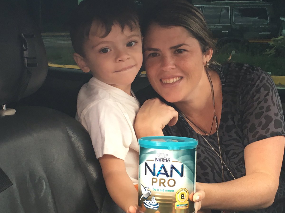 caraboboreporta's tweet photo. Madres y niños se solidarizan durante la jornada de recolección de alimentos y medicinas para los más necesitados. https://t.co/Lm1D7C9ENG