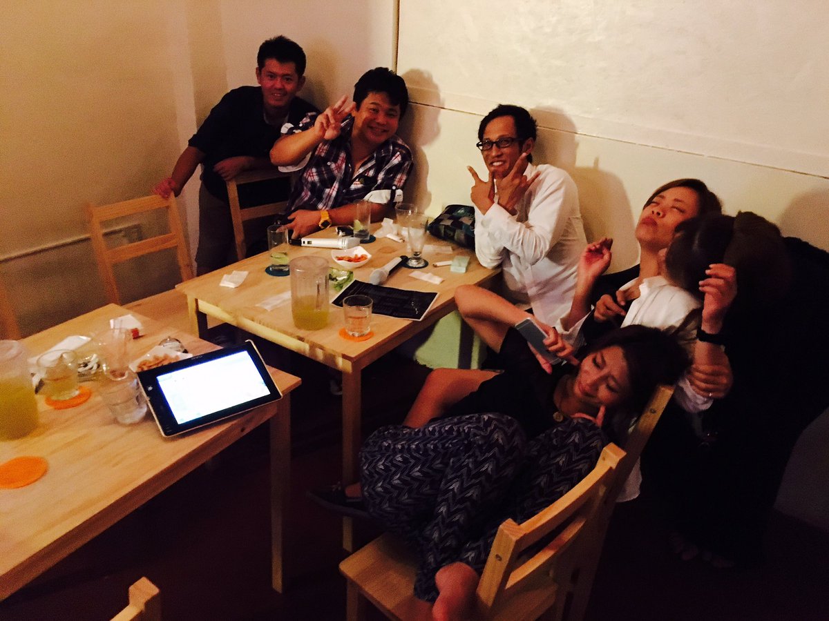 隠れ家bar 宮古島base 今日は昨日ご来店頂いたお客様達と前浜へ 気持ち良い日差しと青い海で疲れと2日酔いが吹っ飛びました 本日も営業開始しております 宮古島 バー 隠れ家 カラオケ ダーツ 前浜 出会い 観光 一人旅