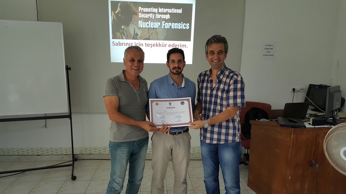 Nükleer Adli Bilimleri anlatan Dr. Eren ŞAHİNER'e teşkkr belg Dr. Ercan SEYHAN &amp; Mesut ÖZTÜRK verdi <a href="/adlibilimciler/">Adli Bilimciler Drn</a>