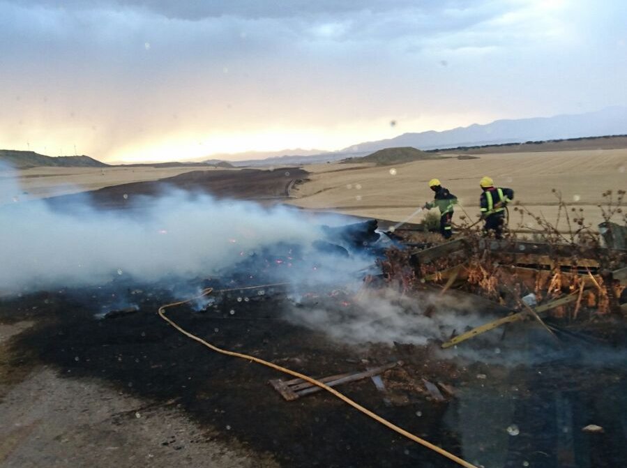 Aragonenabierto's tweet photo. Un rayo provocó un incendio en #Almudévar. @_MiriamGo_ nos lo cuenta a partir de las 18:15h @aragontv https://t.co/Z3H81MzJNt