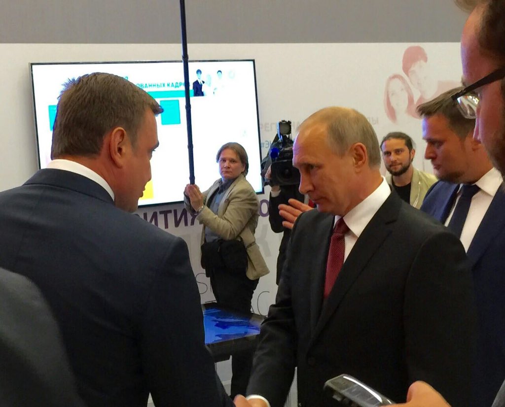 Tularegion71's tweet photo. На стенде Тульской области Владимир Путин пообщался с врио Губернатора Алексеем #Дюмин'ым https://t.co/JzYVLEmhTK