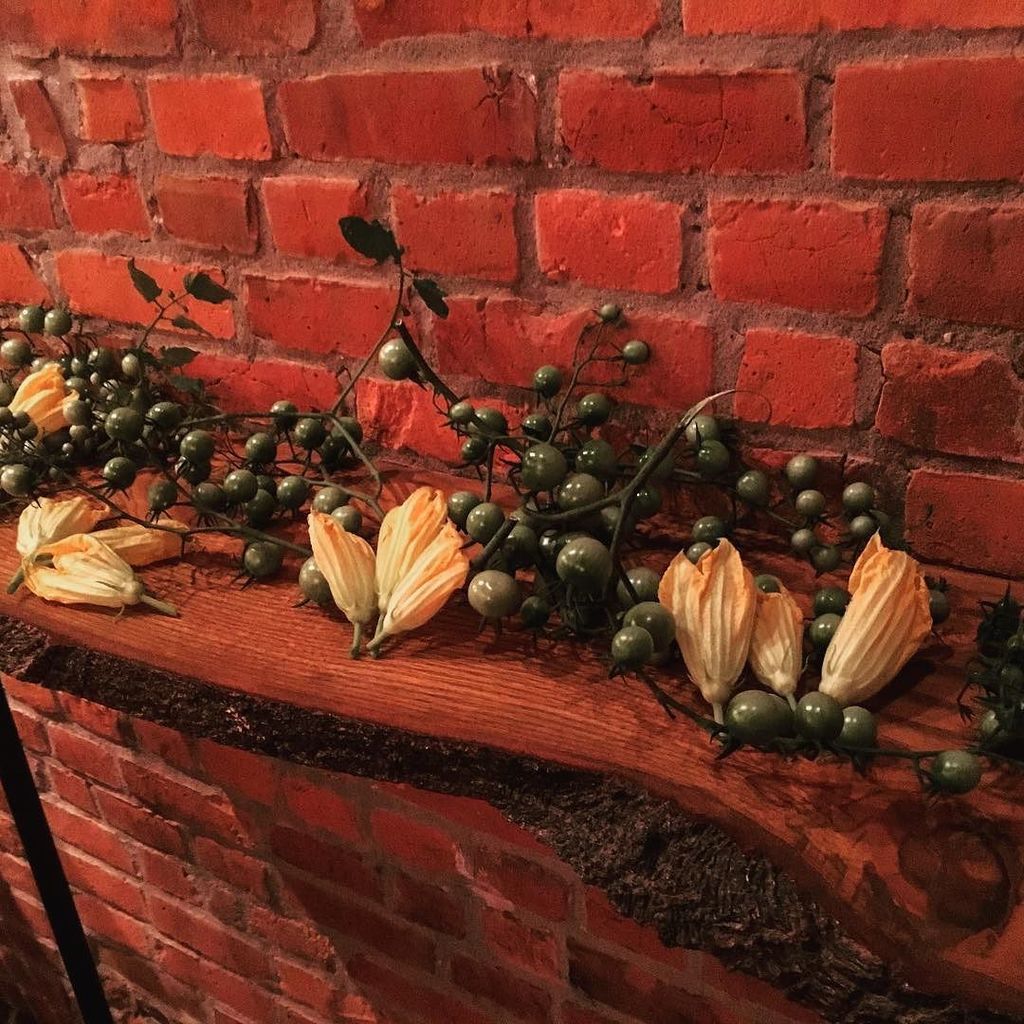 AngryBearKit's tweet image. Green cherry tomatoes and squash blossoms picked from the farm this morning! Come in tonig… ift.tt/29Rh0SC