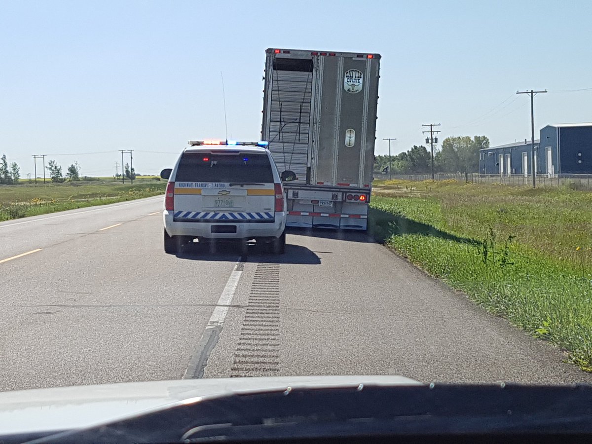 WeyburnPolice's tweet photo. Motorists' aren't slowing dwn in #60zone during #saskatchewanhighwaytransportpatrol blitz with #weyburnpolicectss https://t.co/XVDTKLpA3r